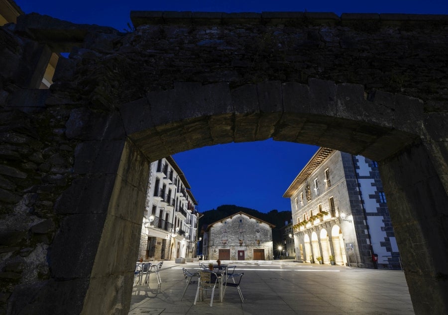 La hermosa localidad de Tolosaldea, sita junto al camino real de Navarra, albergó en sus enormes caserones a reyes y señores. Su valle rezuma belleza natural en cada rincón. 