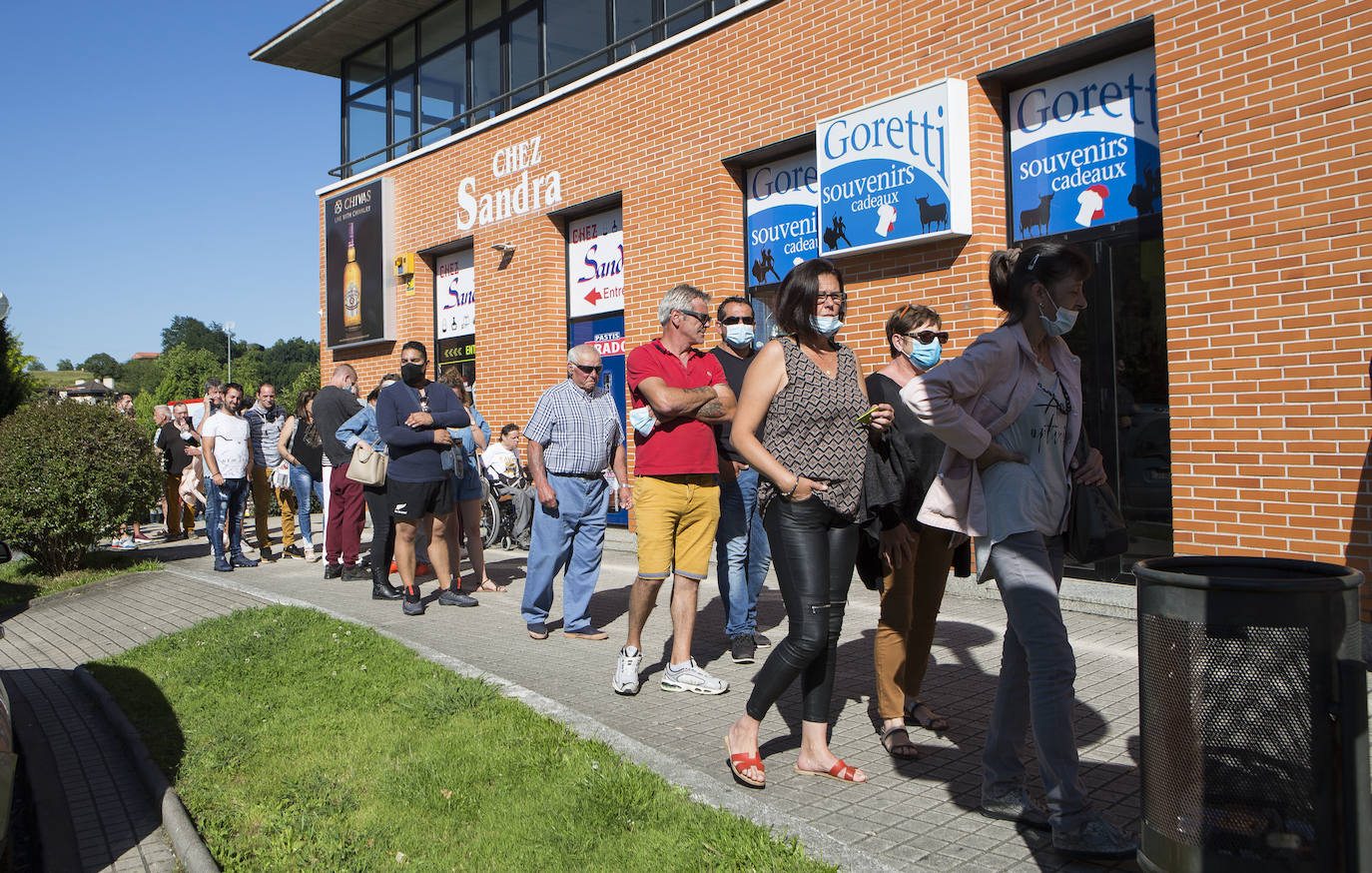 Las tiendas de la frontera han reabierto sus puertas tras el parón debido al confinamiento como consecuencia de la pandemia del coronavirus.