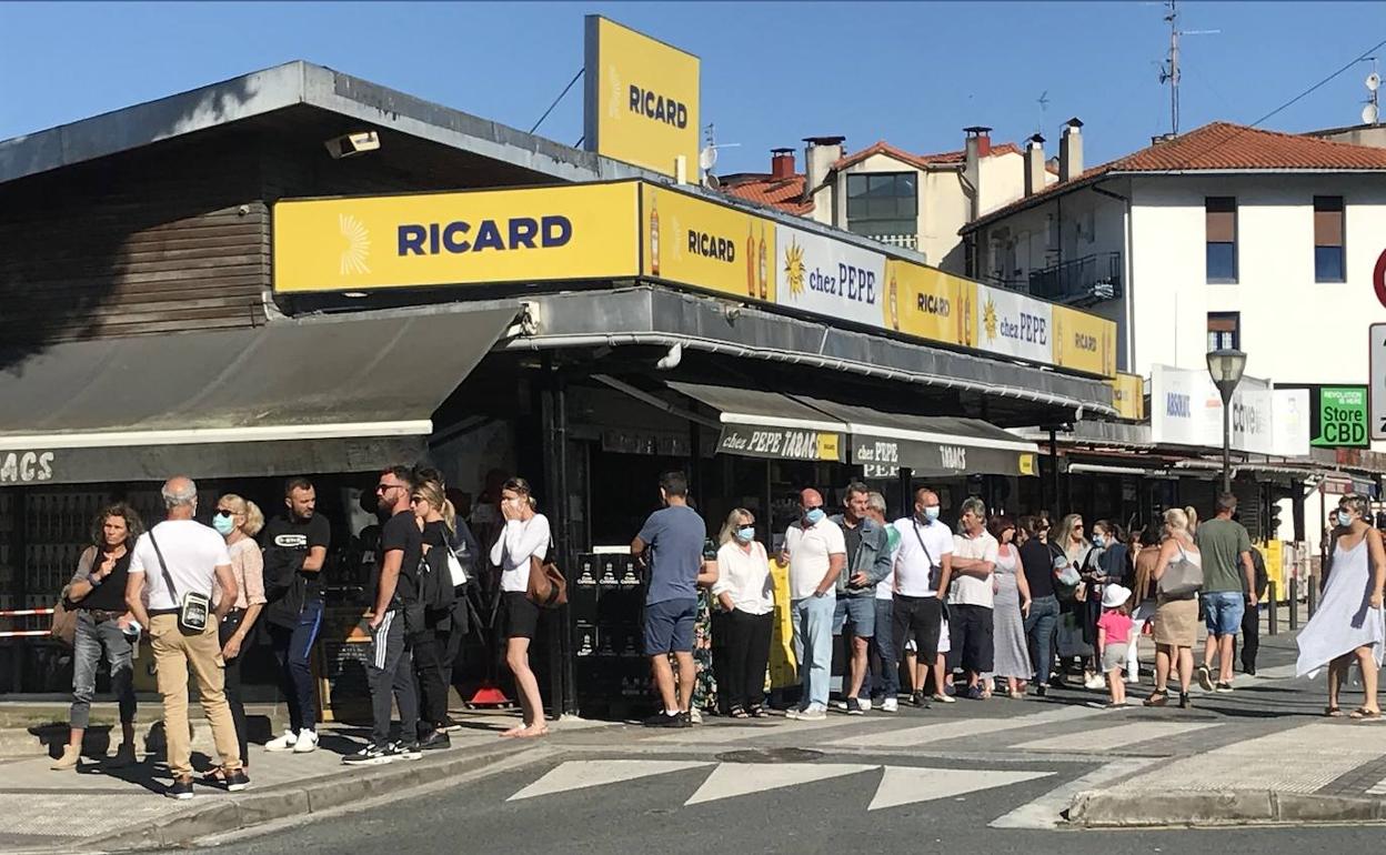 Colas en los comercios fronterizos de Irun.