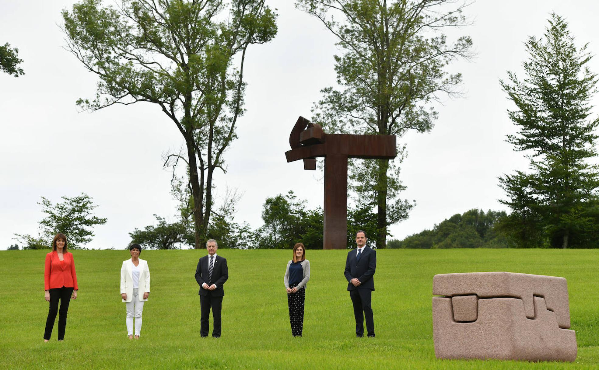 Mendia, Iriarte, Urkullu, Gorrotxategi e Iturgaiz posan en Chillida Leku junto a una escultura. 