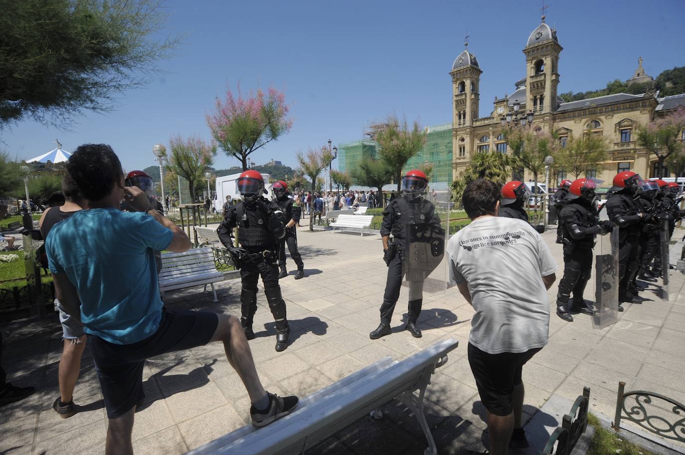 El secretario general, Javier Ortega Smith, y María Pérez, cabeza de lista por Gipuzkoa, además de una treinta de simpatizantes de la formación, han tenido que ser escoltados por la Ertzaintza durante un acto electoral de cara a las elecciones vascas del 12 de julio