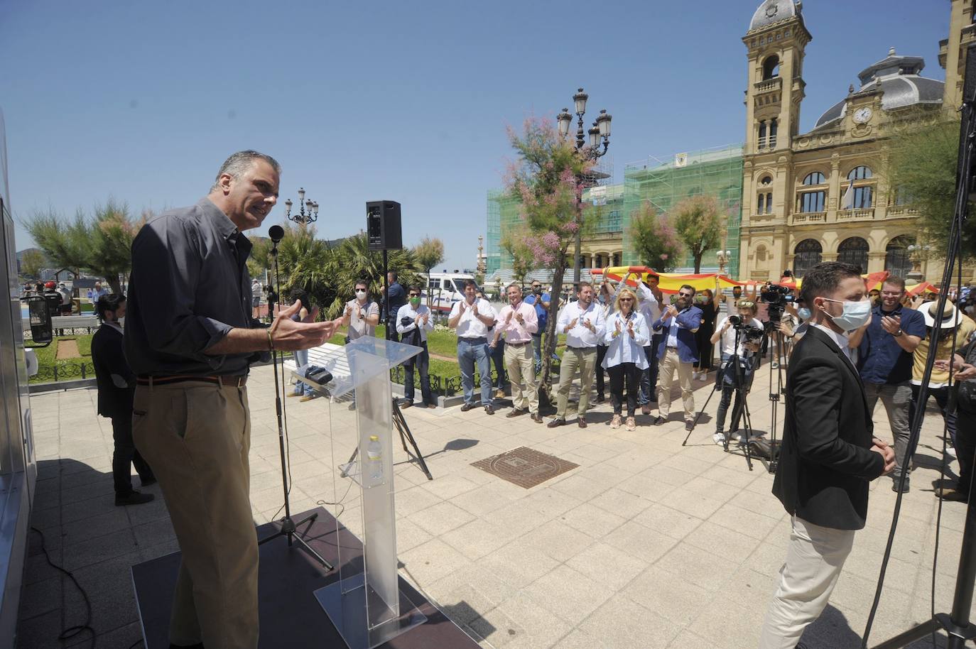 El secretario general, Javier Ortega Smith, y María Pérez, cabeza de lista por Gipuzkoa, además de una treinta de simpatizantes de la formación, han tenido que ser escoltados por la Ertzaintza durante un acto electoral de cara a las elecciones vascas del 12 de julio