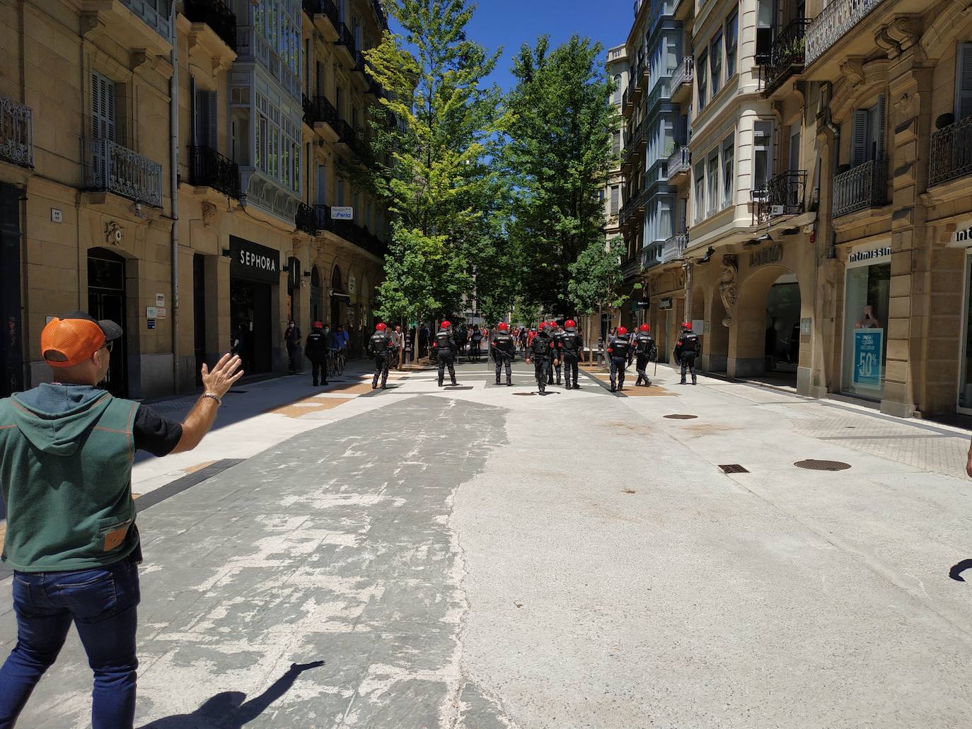 El secretario general, Javier Ortega Smith, y María Pérez, cabeza de lista por Gipuzkoa, además de una treinta de simpatizantes de la formación, han tenido que ser escoltados por la Ertzaintza durante un acto electoral de cara a las elecciones vascas del 12 de julio