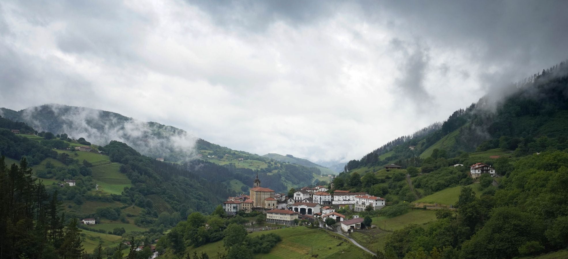 En el corazón del Urola Medio y de Gipuzkoa, rodeadas de espectaculares cimas, ambas localidades invitan a disfrutar de la naturaleza con calma.