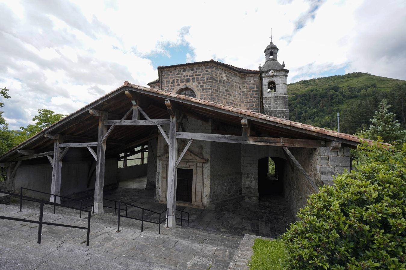 En el corazón del Urola Medio y de Gipuzkoa, rodeadas de espectaculares cimas, ambas localidades invitan a disfrutar de la naturaleza con calma.