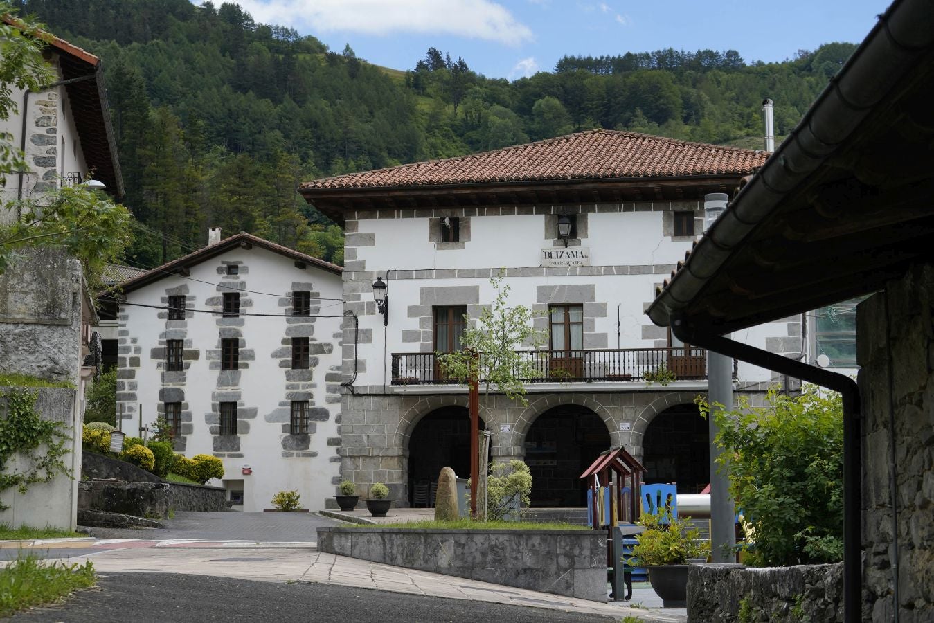 En el corazón del Urola Medio y de Gipuzkoa, rodeadas de espectaculares cimas, ambas localidades invitan a disfrutar de la naturaleza con calma.