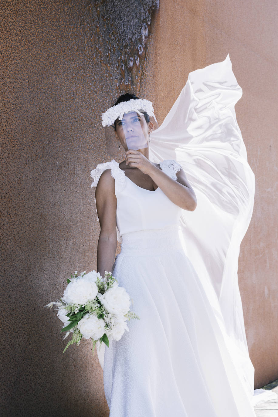 Sin abrazos y sin besos, con pantallas protectoras y mascarillas: así ha sido la primera boda religiosa protagonizada por Marcos y María en la Basílica Santa María de Donostia, en la denominada «nueva normalidad».