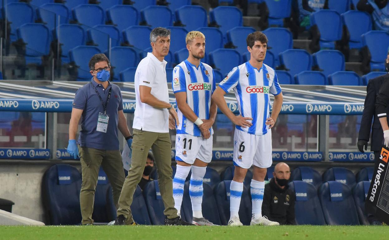 Imanol da entrada a Januzaj y Aritz. 