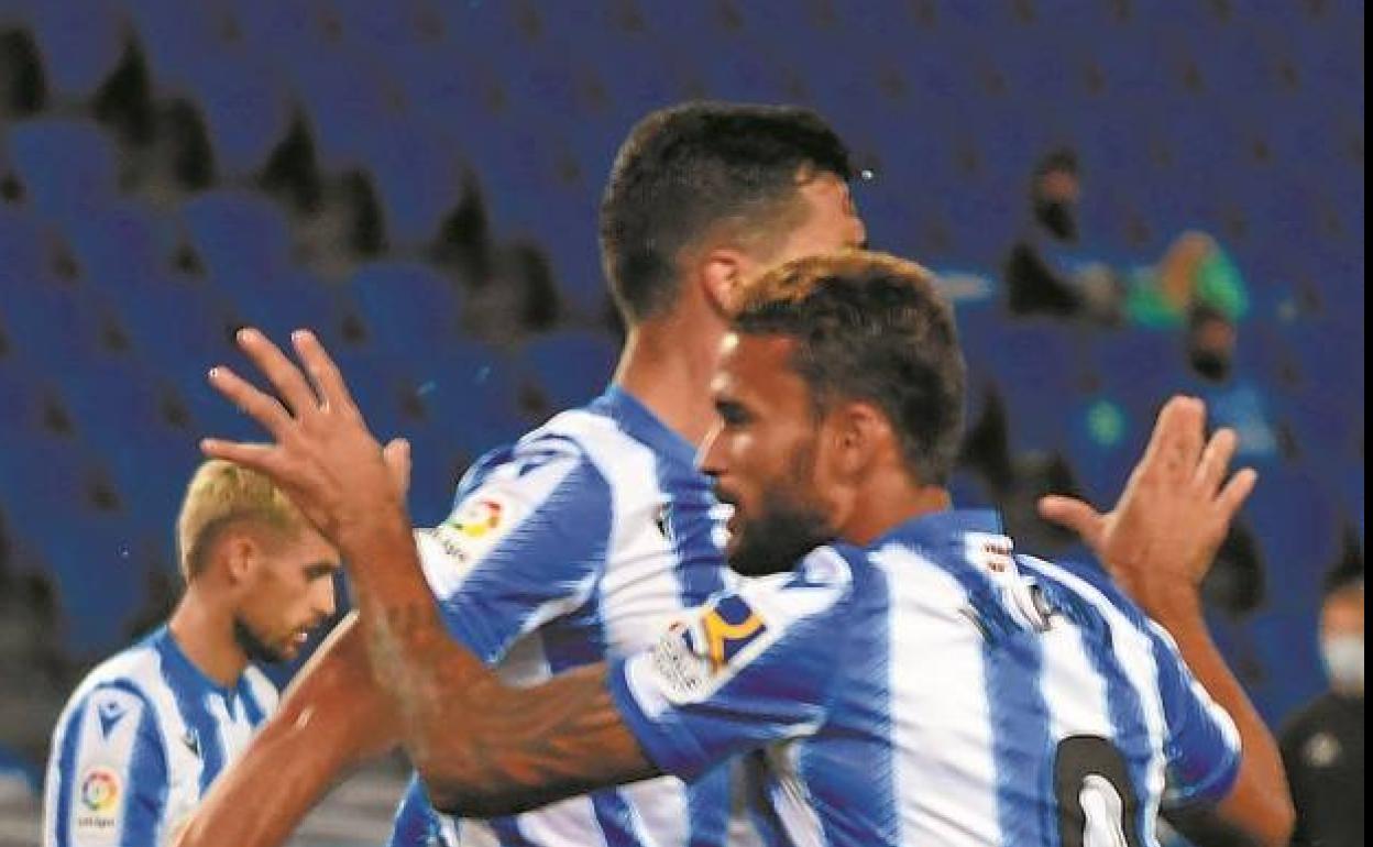 Willian José y Merino celebran el gol de la Real.