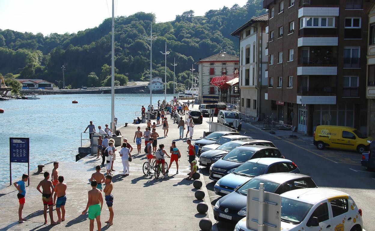 Investigan un posible brote en Orio con cinco contagios en dos negocios con vínculos familiares