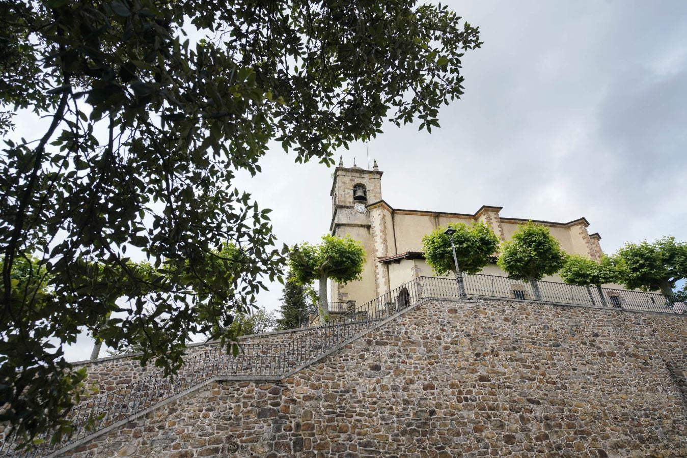 Desde su privilegiada ubicación ofrece unas excelentes vistas de la comarca, desde el Txindoki hasta el Aizkorri. Aúna patrimonio natural e industrial
