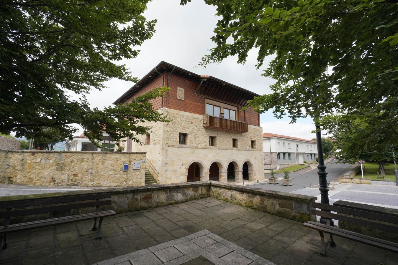 Desde su privilegiada ubicación ofrece unas excelentes vistas de la comarca, desde el Txindoki hasta el Aizkorri. Aúna patrimonio natural e industrial