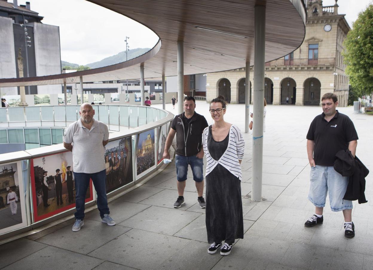 La delegada, Juncal Eizaguirre, con los hosteleros Jose Mari González (Manolo), Eneko Mitxelena (Don Jabugo) y David Villalba (Arkupe) en la plaza de San Juan, donde desde ayer lucen fotografías de fiestas. 