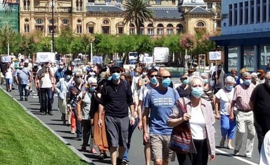 Los pensionistas donostiarras volvieron a manifestarse ayer por el centro de la capital.