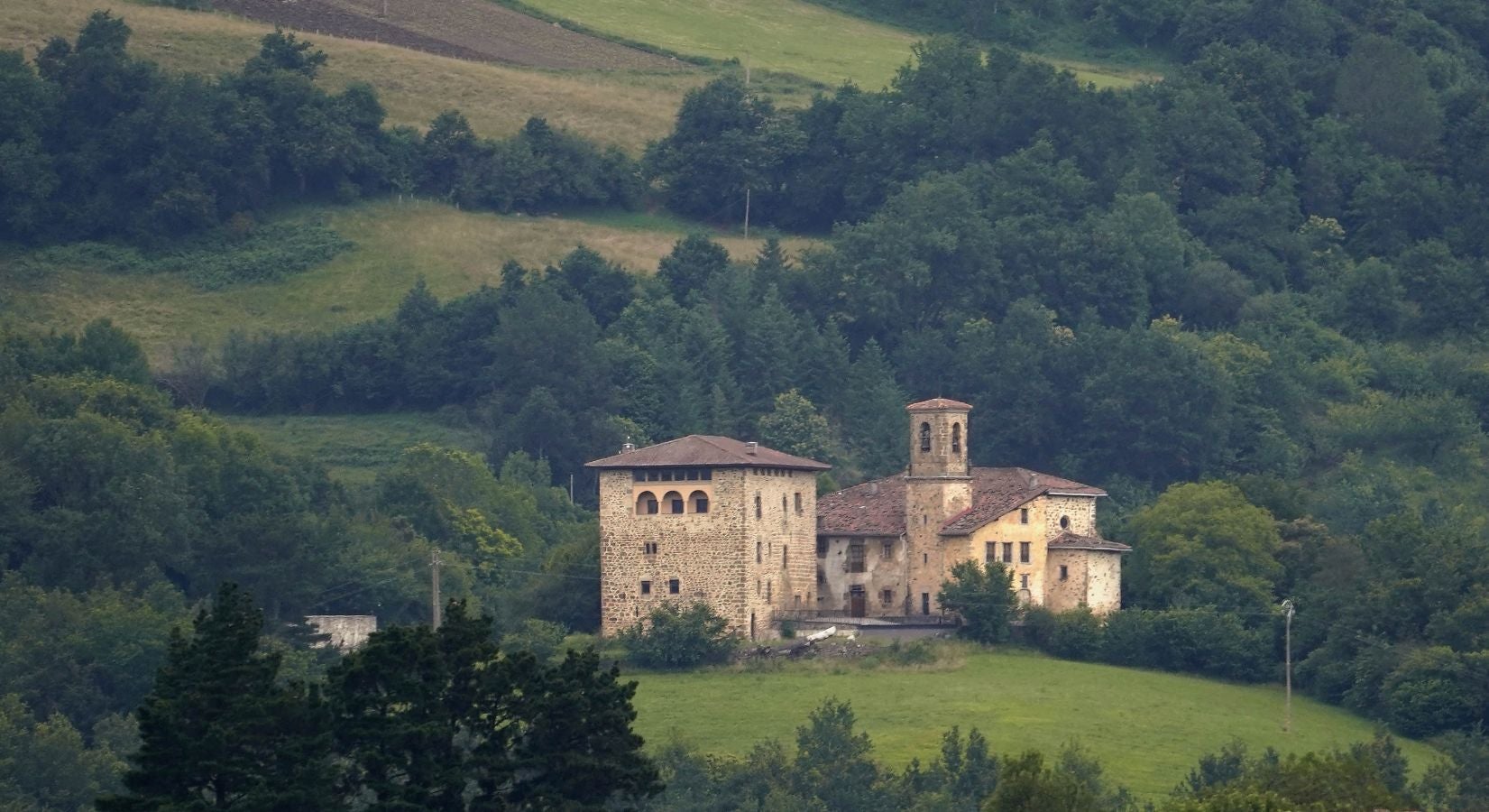 Situada en el valle de Léniz, entre parajes de gran belleza, atesora un rico patrimonio artístico con sus anteiglesias, palacios e imponentes casas torre