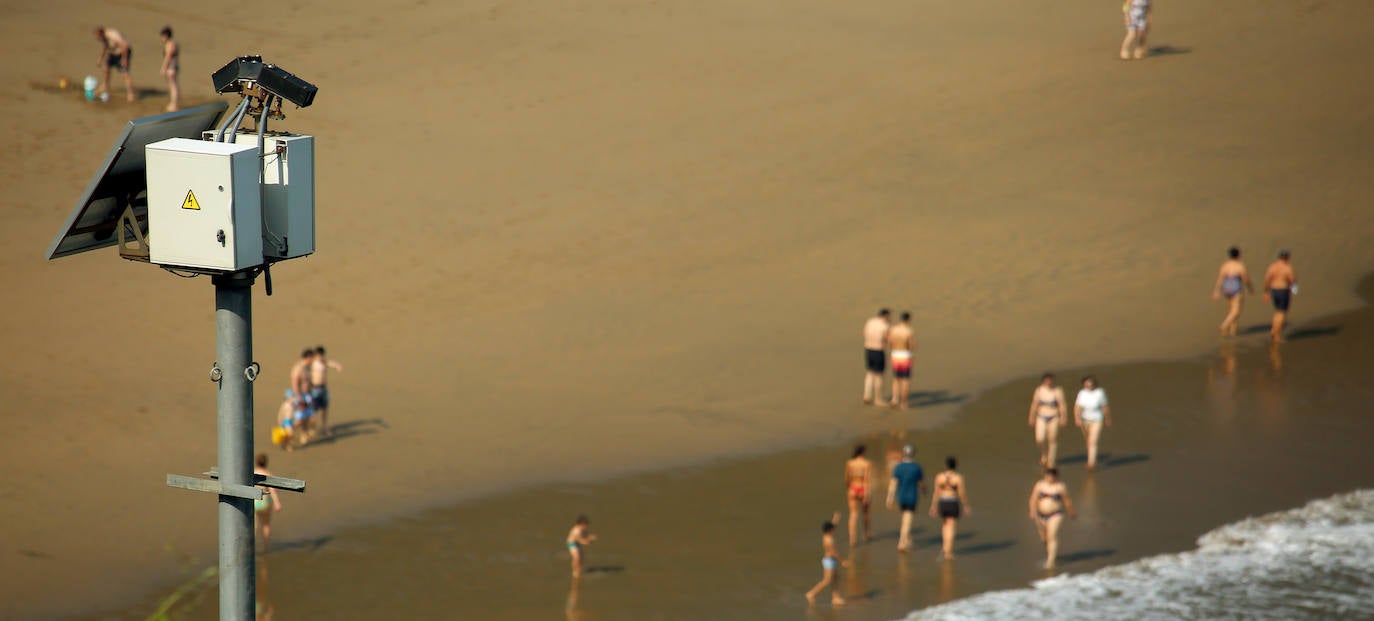 Ya están operativas en las playas de Gipuzkoa, entre ellas las de Donostia y Orio, las cámaras que servirán para controlar el aforo de los arenales.