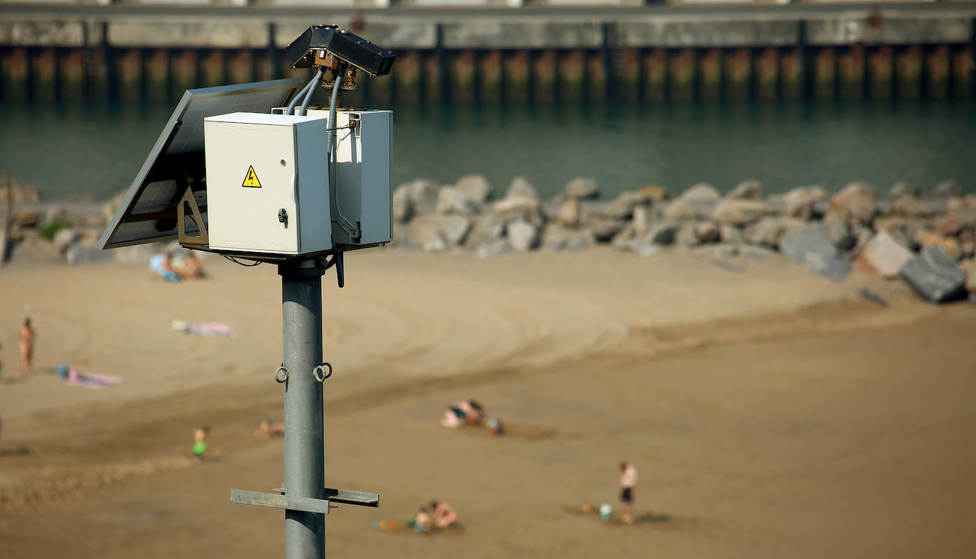 Ya están operativas en las playas de Gipuzkoa, entre ellas las de Donostia y Orio, las cámaras que servirán para controlar el aforo de los arenales.
