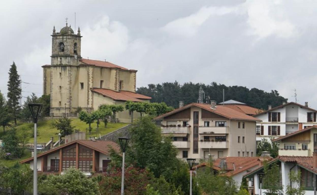 La iglesia de San Juan Bautista vigila desde lo alto el pequeño casco.