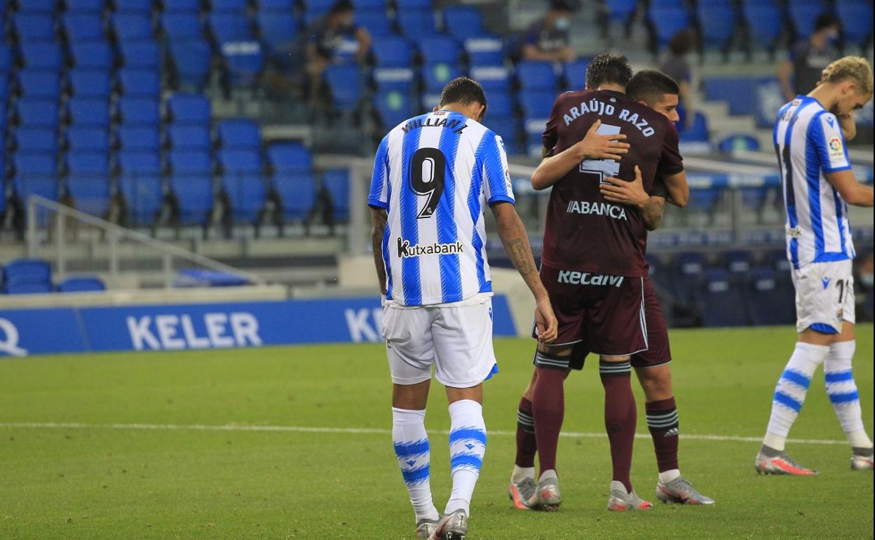 Willian José y Januzaj se retiran cabizbajos del Reale Arena tras el pitido final.