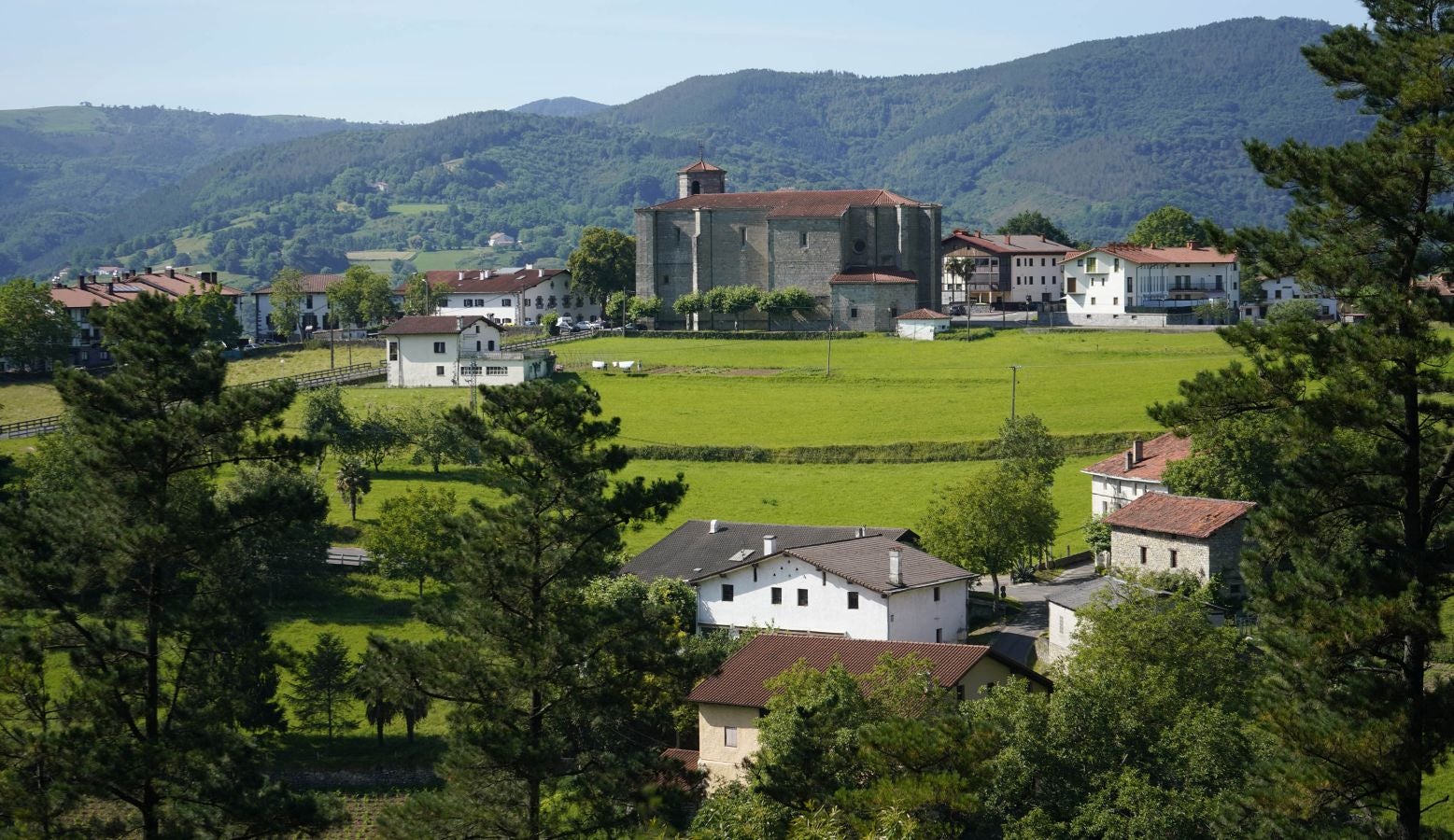 Ubicada en el valle del Oria, combina a la perfección el carácter industrial de Villabona con la identidad rural del pequeño núcleo de Amasa