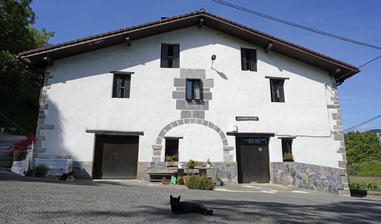 Ubicada en el valle del Oria, combina a la perfección el carácter industrial de Villabona con la identidad rural del pequeño núcleo de Amasa