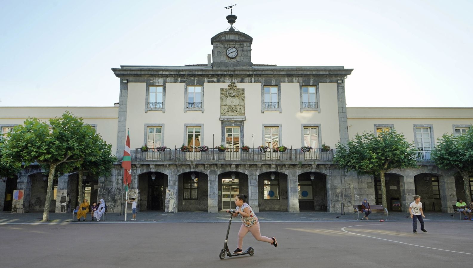 Ubicada en el valle del Oria, combina a la perfección el carácter industrial de Villabona con la identidad rural del pequeño núcleo de Amasa