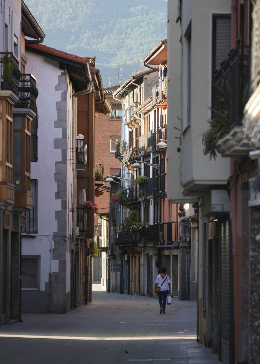 Ubicada en el valle del Oria, combina a la perfección el carácter industrial de Villabona con la identidad rural del pequeño núcleo de Amasa