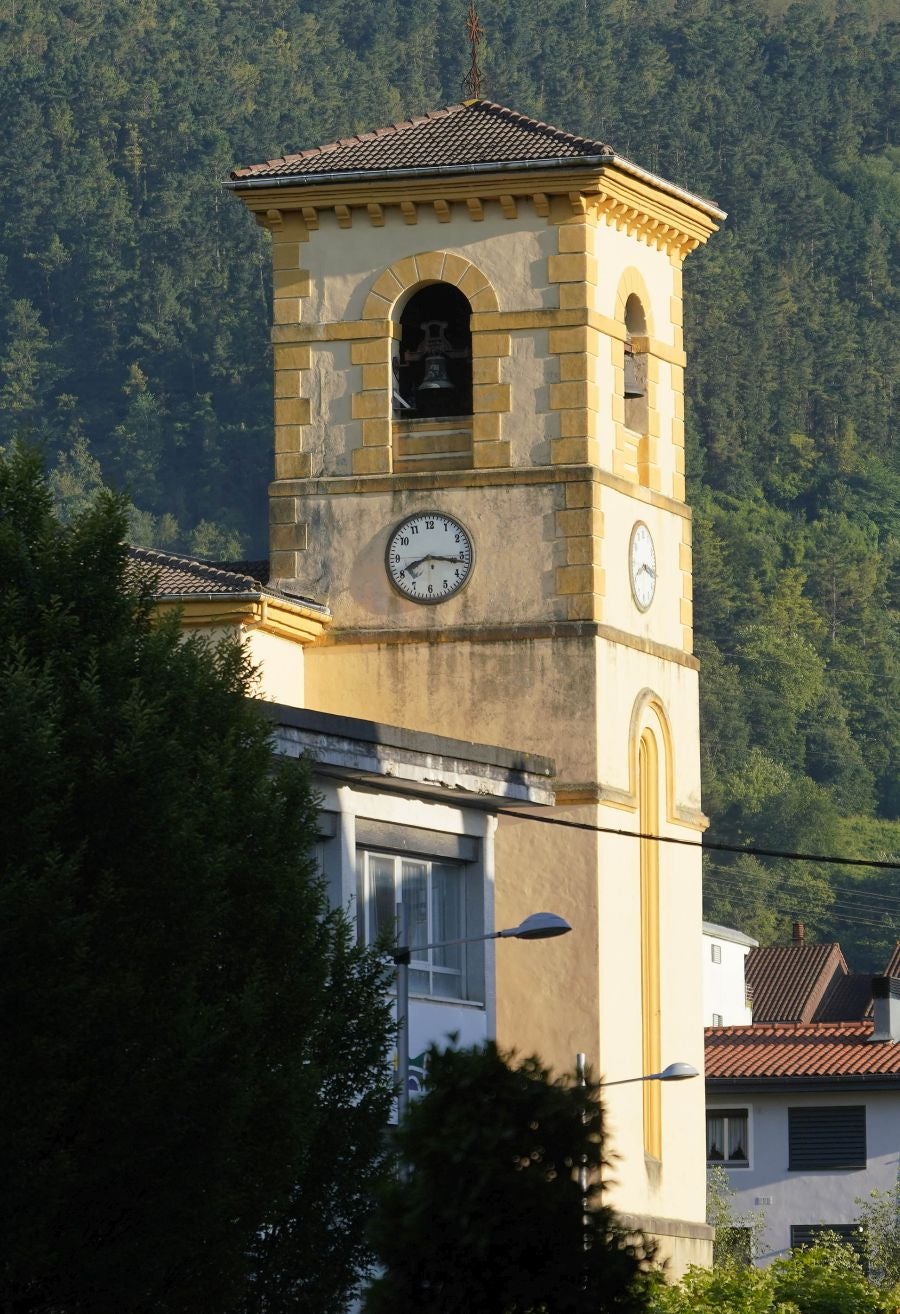 Ubicada en el valle del Oria, combina a la perfección el carácter industrial de Villabona con la identidad rural del pequeño núcleo de Amasa