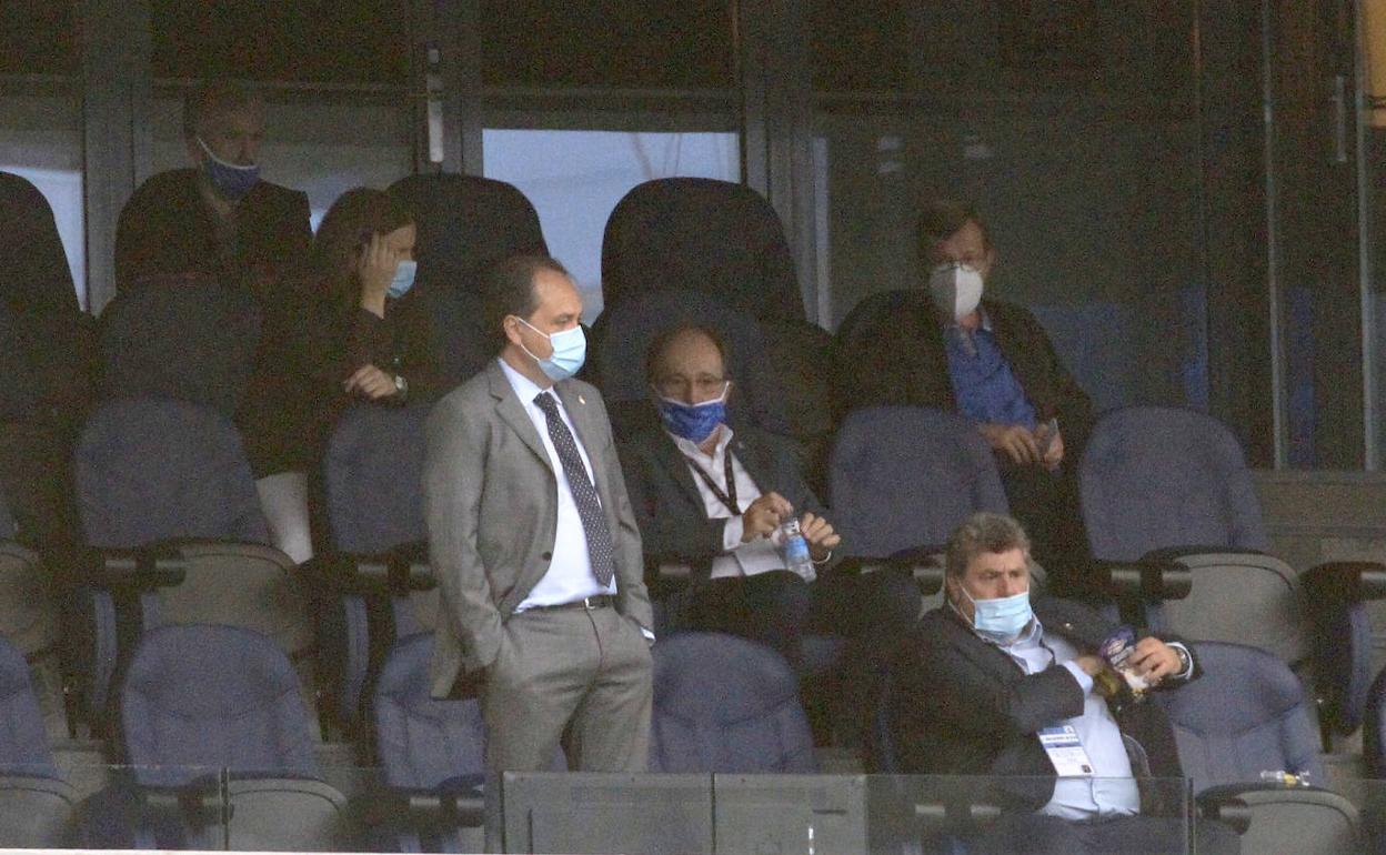 Aperribay, Ibarburu y Ubarrechena, con mascarilla, en el palco del Reale Arena. 