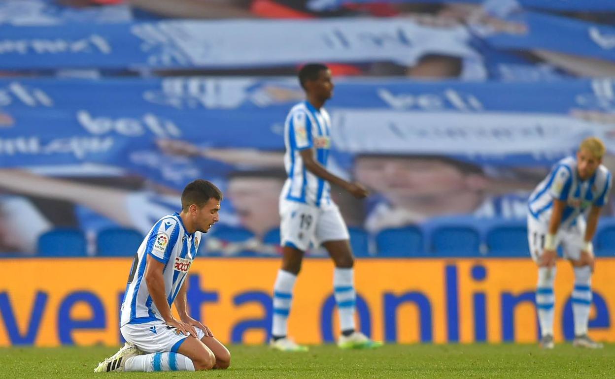 Zubimendi, Isak y Januzaj, desesperados al finalizar el encuentro.