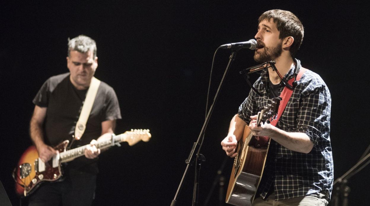 Oier Aranzabal, eskuinean, 2017. urtean Donostiako Victoria Eugenian emandako kontzertuan. 