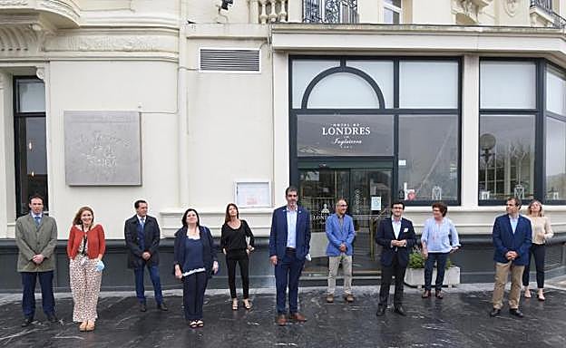 El alcalde de San Sebastián, con los directores de hoteles, este viernes.