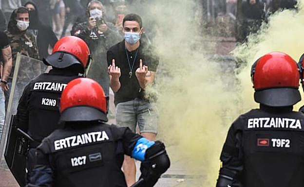 Imagen principal - Enfrentamientos entre radicales y miembros de Vox en Sestao