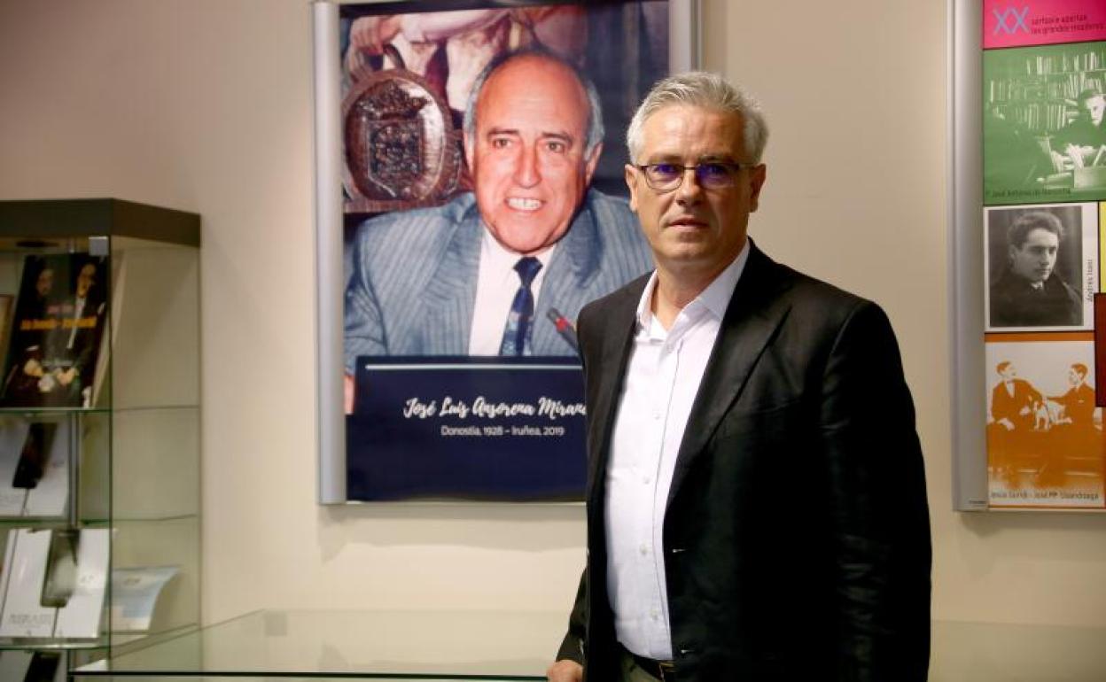 Pello Leiñena, ayer en la sede de Eresbil, ante un retrato de José Luis Ansorena.