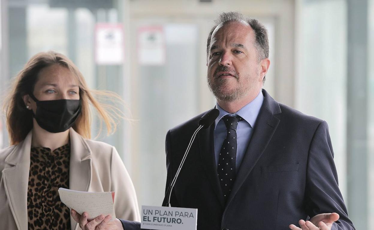 Carlos Iturgaiz, en una imagen de archivo.