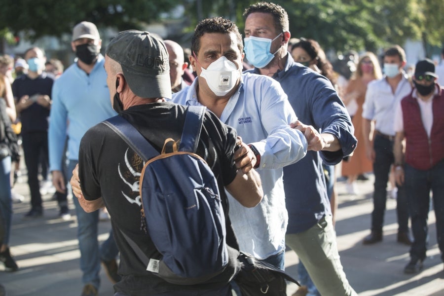 Una fila de agentes antidisturbios separó a los simpatizantes de Vox de las personas que increpaban a Abascal y Pérez durante el mitin. 