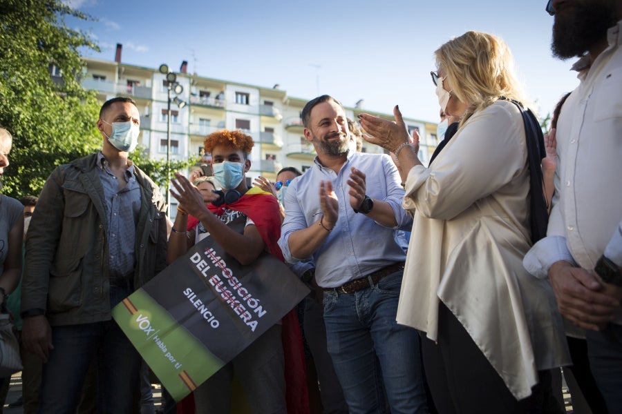 Una fila de agentes antidisturbios separó a los simpatizantes de Vox de las personas que increpaban a Abascal y Pérez durante el mitin. 