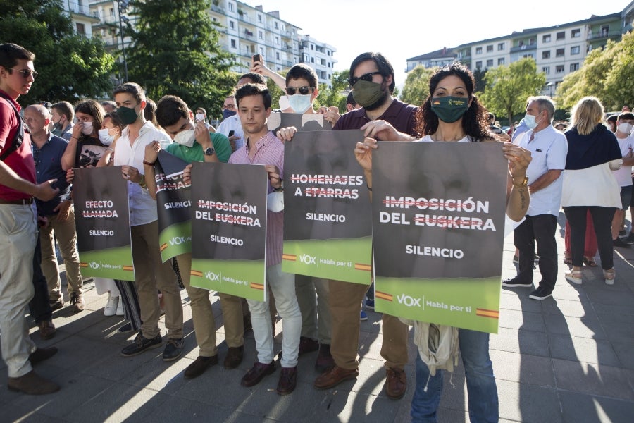 Una fila de agentes antidisturbios separó a los simpatizantes de Vox de las personas que increpaban a Abascal y Pérez durante el mitin. 