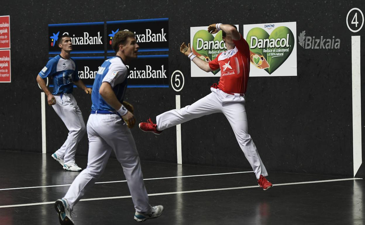 Iker Irribarria suelta un zurdazo en presencia de Iñaki Artola y Beñat Rezusta, en el Bizkaia de Bilbao. 