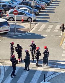 Imagen secundaria 2 - Quema de contenedores en la calle Pikoketa y pitadas en la calle López de Becerra. 