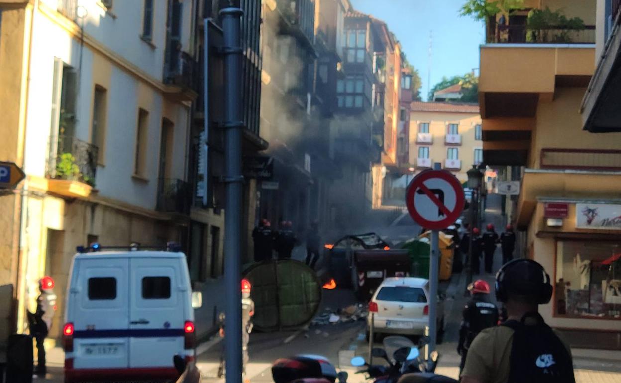 Quema de contenedores en la calle Pikoketa. 