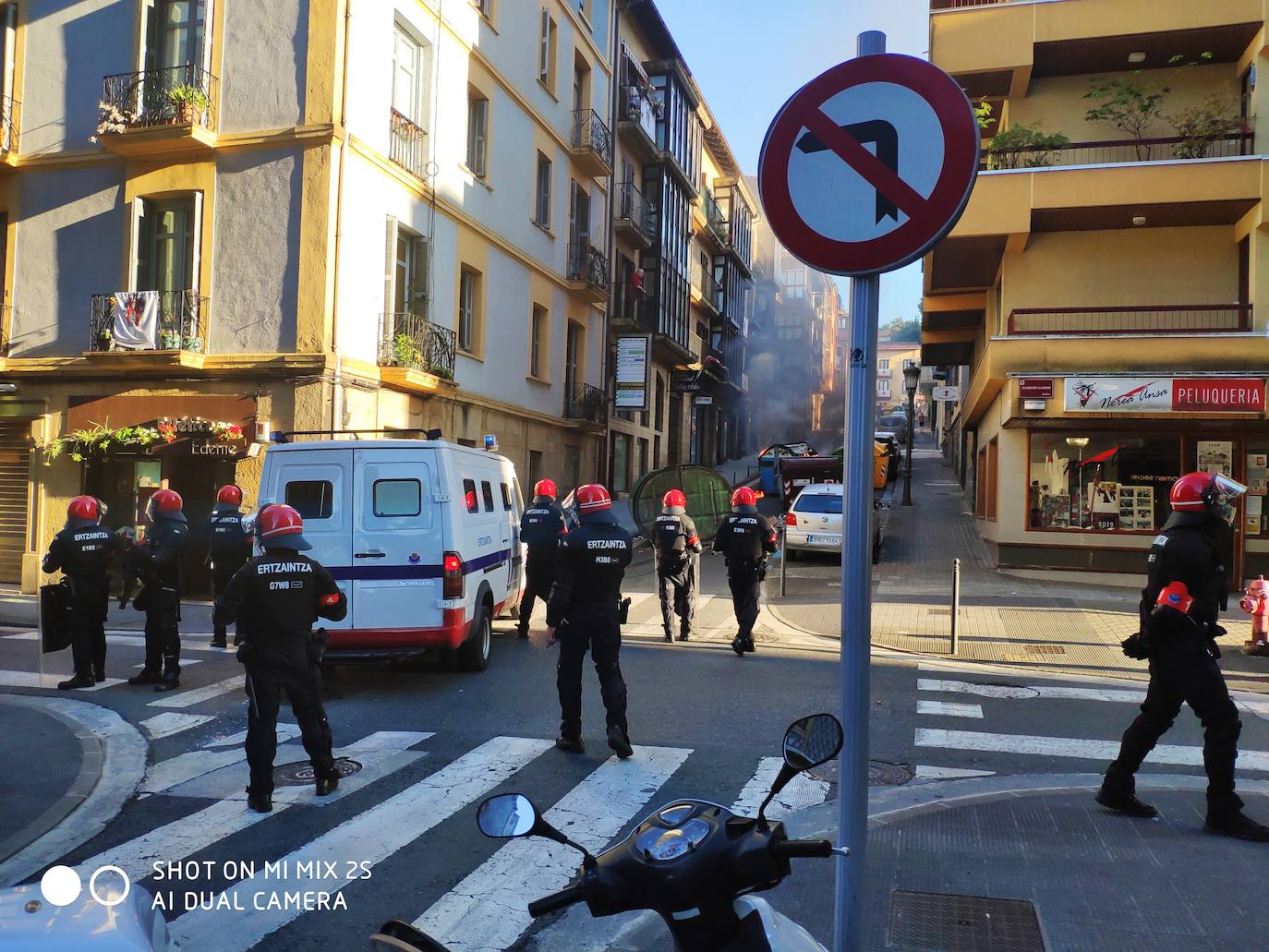 Una fila de agentes antidisturbios separó a los simpatizantes de Vox de las personas que increpaban a Abascal y Pérez durante el mitin. 