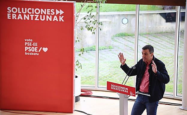 Imagen principal - Varios momentos del acto del PSE este domingo en San Sebastián. 