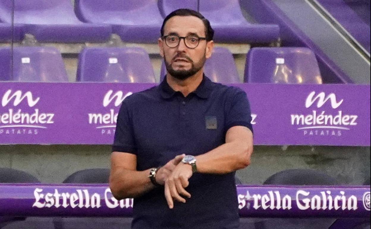 Bordalás señala su reloj durante el último partido ante el Valladolid.