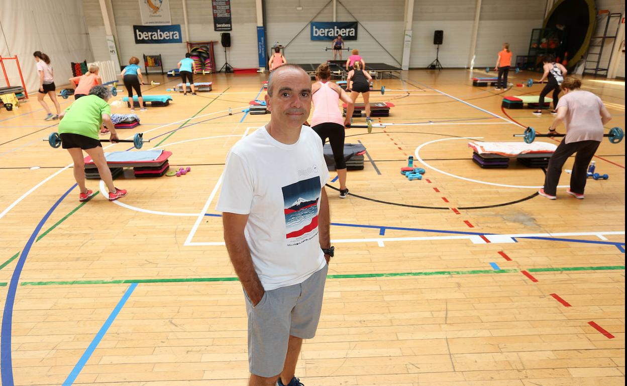 Igor Etxeberria, gerente del club deportivo Bera Bera, en el gimnasio de Manteo.