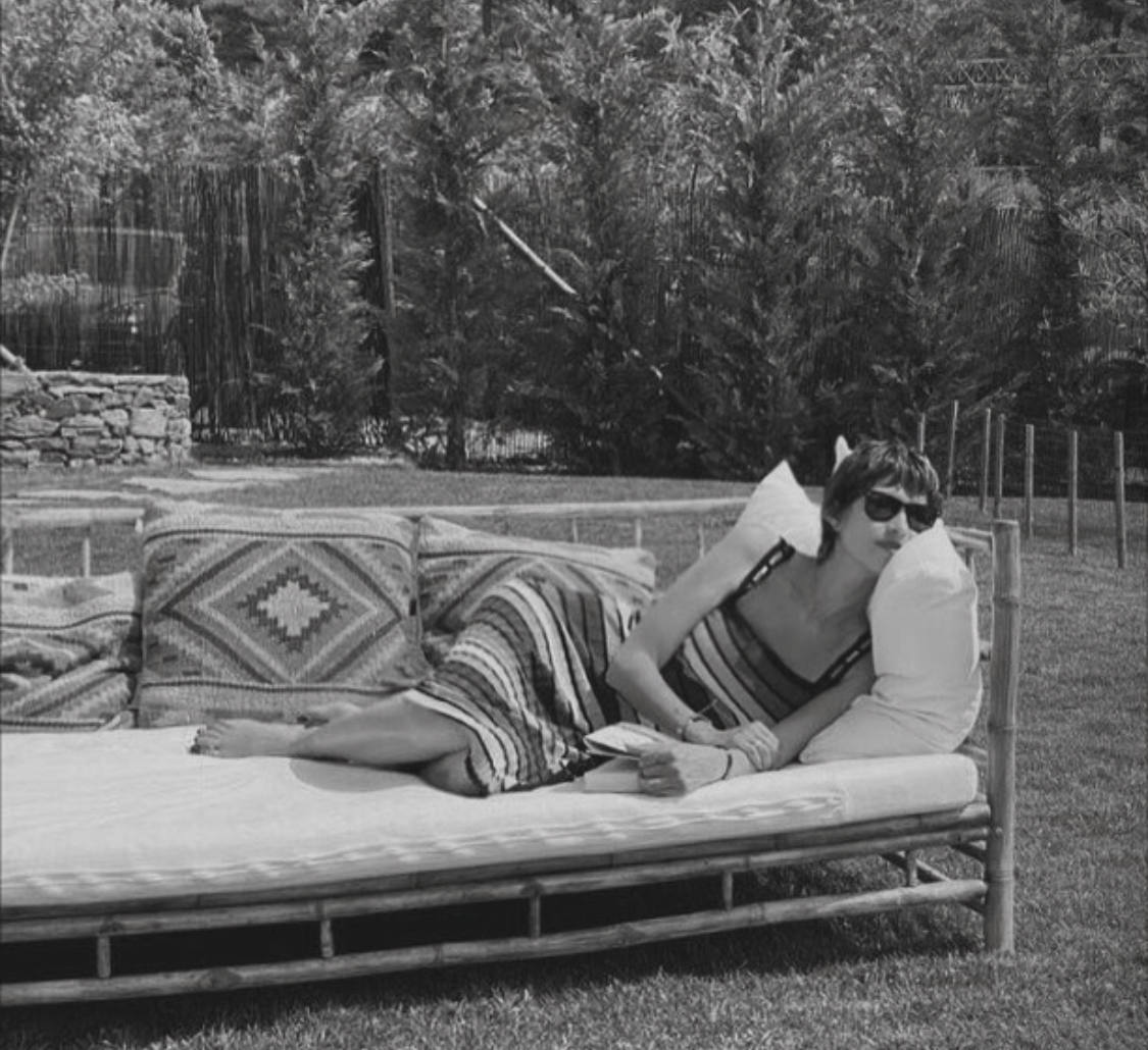 Desde el pasado 26 de mayo, Sara Carbonero no deja de sorprendernos con los looks más bohemios y desenfadados que complementan al favorecedor pelo corto, de estilo pixie, con el que triunfa en cada una de sus publicaciones 'online' y 'offline'. La periodista luce una nueva, fresca, sofisticada y favorecedora imagen, dejando atrás su icónica melena. Estos últimos meses no han sido fáciles para Carbonero tras serle diagnosticado un cáncer de ovario hace un año. A pesar de todo, la 'influencer' ha vuelto ha demostrar que no hay obstáculo que reste un ápice de su saber estar y estilo innato