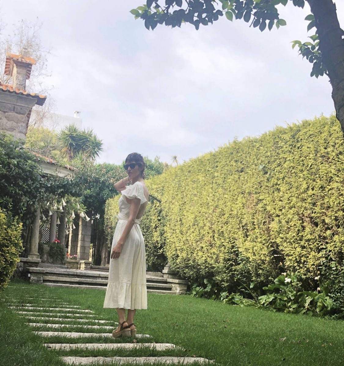 Desde el pasado 26 de mayo, Sara Carbonero no deja de sorprendernos con los looks más bohemios y desenfadados que complementan al favorecedor pelo corto, de estilo pixie, con el que triunfa en cada una de sus publicaciones 'online' y 'offline'. La periodista luce una nueva, fresca, sofisticada y favorecedora imagen, dejando atrás su icónica melena. Estos últimos meses no han sido fáciles para Carbonero tras serle diagnosticado un cáncer de ovario hace un año. A pesar de todo, la 'influencer' ha vuelto ha demostrar que no hay obstáculo que reste un ápice de su saber estar y estilo innato