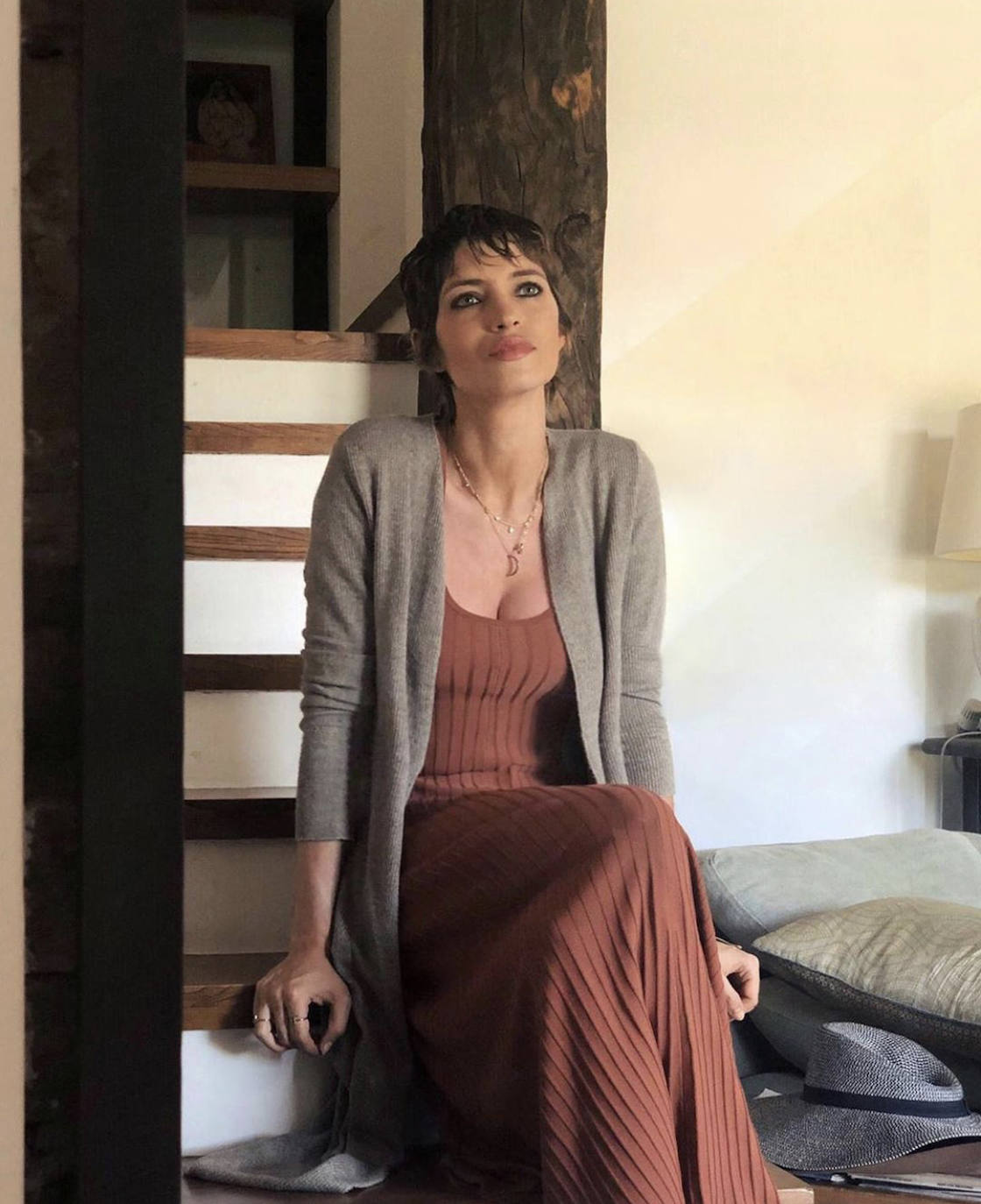Desde el pasado 26 de mayo, Sara Carbonero no deja de sorprendernos con los looks más bohemios y desenfadados que complementan al favorecedor pelo corto, de estilo pixie, con el que triunfa en cada una de sus publicaciones 'online' y 'offline'. La periodista luce una nueva, fresca, sofisticada y favorecedora imagen, dejando atrás su icónica melena. Estos últimos meses no han sido fáciles para Carbonero tras serle diagnosticado un cáncer de ovario hace un año. A pesar de todo, la 'influencer' ha vuelto ha demostrar que no hay obstáculo que reste un ápice de su saber estar y estilo innato
