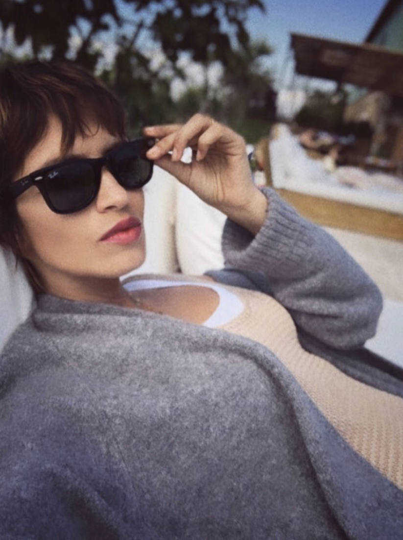 Desde el pasado 26 de mayo, Sara Carbonero no deja de sorprendernos con los looks más bohemios y desenfadados que complementan al favorecedor pelo corto, de estilo pixie, con el que triunfa en cada una de sus publicaciones 'online' y 'offline'. La periodista luce una nueva, fresca, sofisticada y favorecedora imagen, dejando atrás su icónica melena. Estos últimos meses no han sido fáciles para Carbonero tras serle diagnosticado un cáncer de ovario hace un año. A pesar de todo, la 'influencer' ha vuelto ha demostrar que no hay obstáculo que reste un ápice de su saber estar y estilo innato