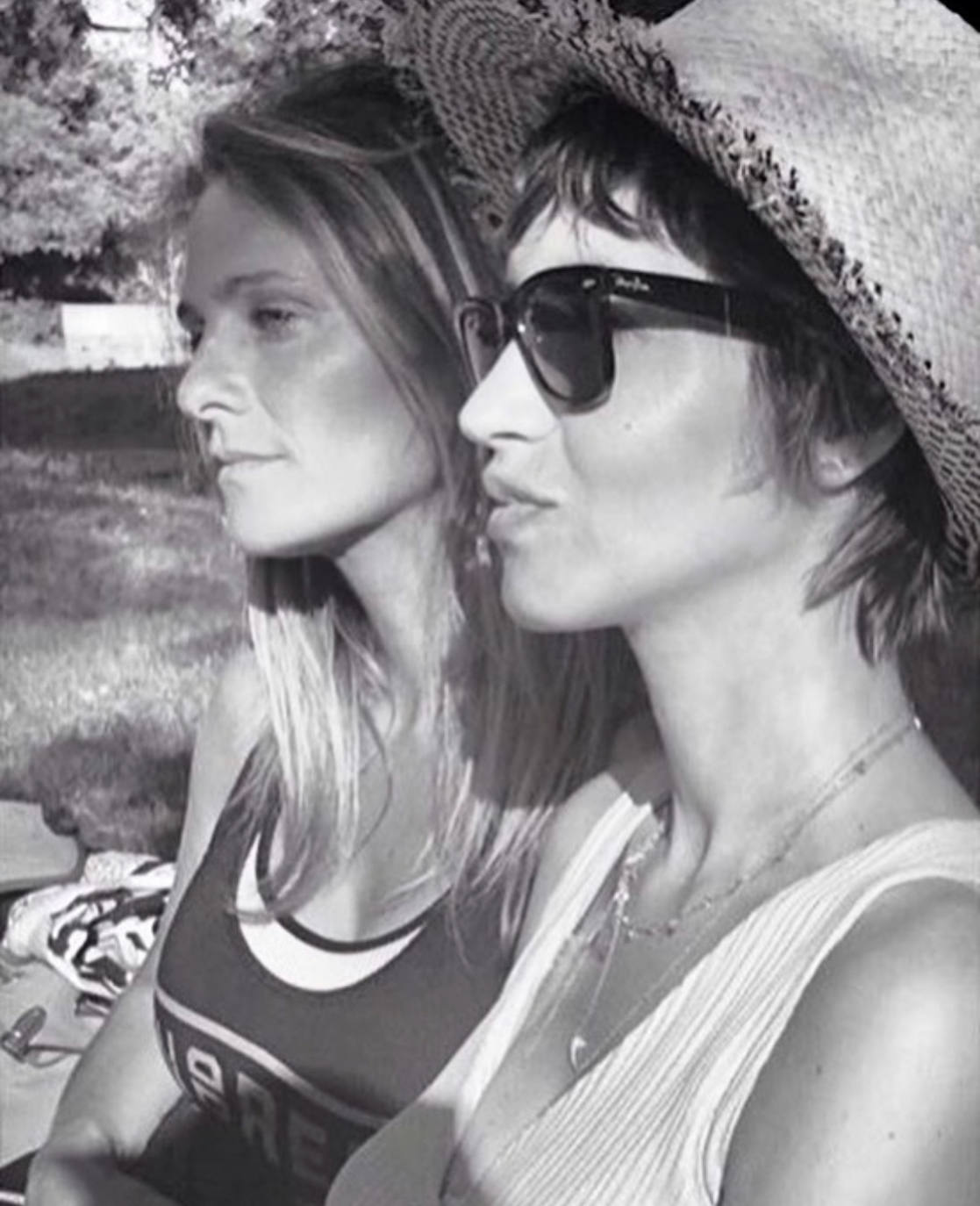 Desde el pasado 26 de mayo, Sara Carbonero no deja de sorprendernos con los looks más bohemios y desenfadados que complementan al favorecedor pelo corto, de estilo pixie, con el que triunfa en cada una de sus publicaciones 'online' y 'offline'. La periodista luce una nueva, fresca, sofisticada y favorecedora imagen, dejando atrás su icónica melena. Estos últimos meses no han sido fáciles para Carbonero tras serle diagnosticado un cáncer de ovario hace un año. A pesar de todo, la 'influencer' ha vuelto ha demostrar que no hay obstáculo que reste un ápice de su saber estar y estilo innato